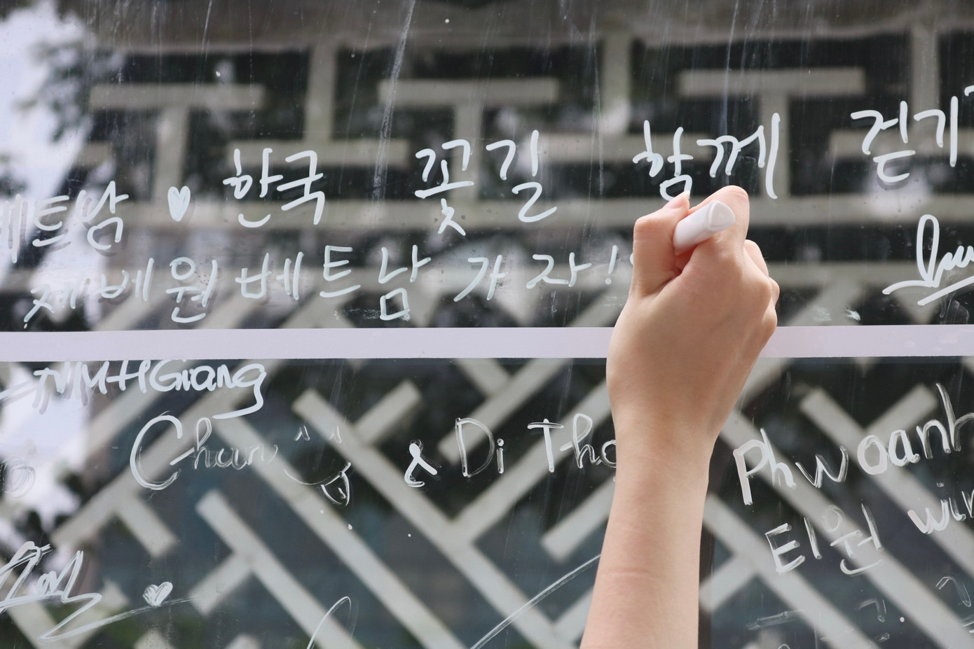 Du khách khi đến với lễ hội có thể ghi lại dấu ấn lên tấm kính "Con đường văn hóa Hàn Quốc".