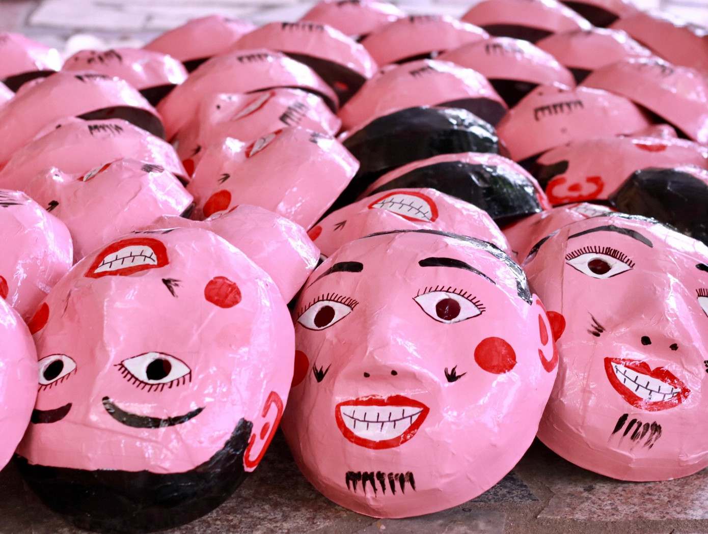 "Mặt nạ này nhà tôi sản xuất và bán quanh năm, tuy nhiên về dịp gần tết Trung thu này đơn đặt hàng nhiều hơn cả, làm nhiều khi không kịp trả hàng cho khách. Một chiếc mặt nạ tôi bán tại xưởng dao động từ 18.000 - 45.000 đồng/chiếc (sản phẩm hoàn thiện) tùy loại, và khi đến tay chủ cửa hàng thì có rất nhiều giá thành khác nhau", ông Đông tiết lộ.