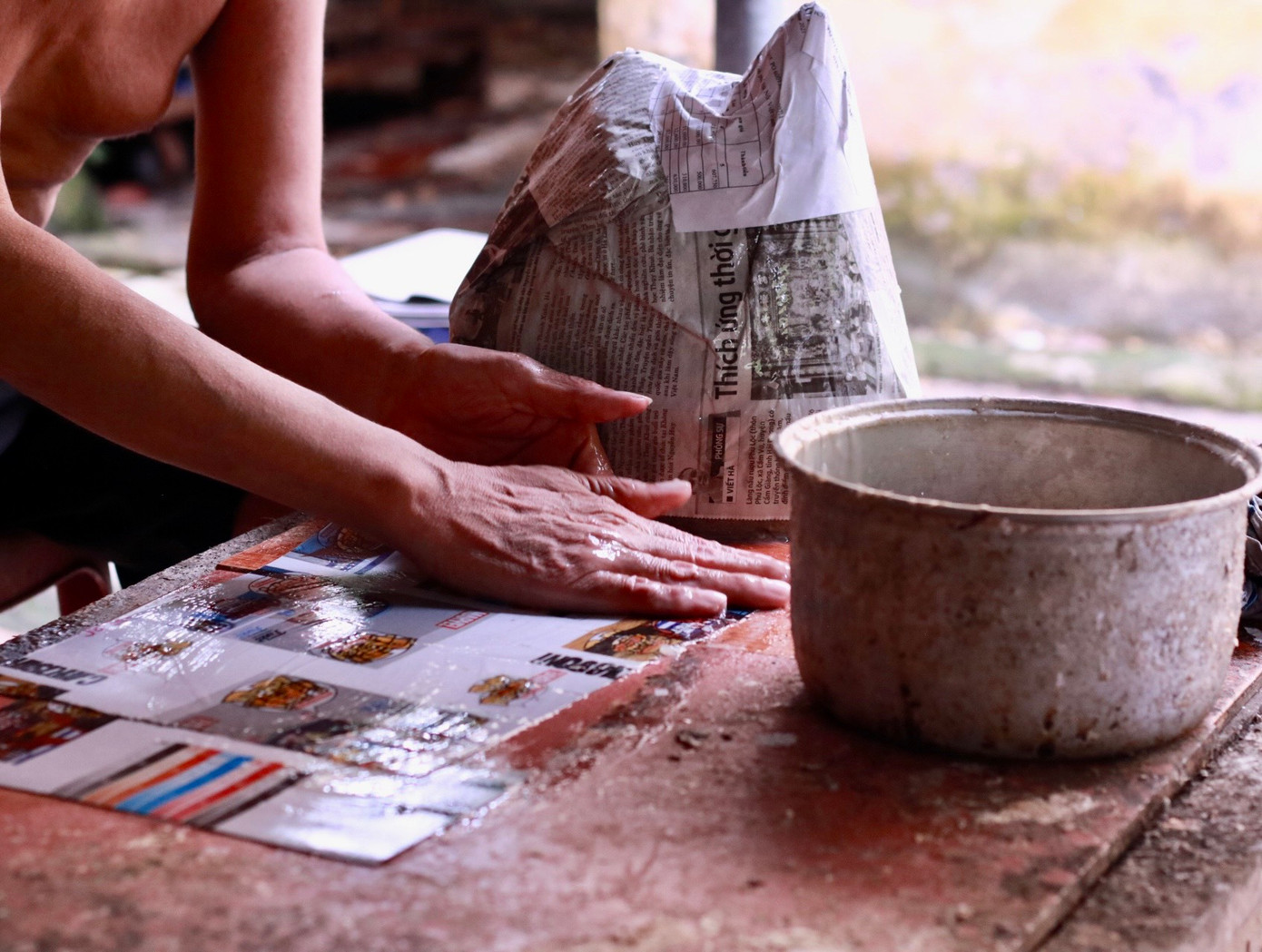 Hai vợ chồng ông Đông đã gắn bó với nghề làm mặt nạ giấy bồi hơn 40 năm nên đã thuộc "nằm lòng" quy trình làm nên một chiếc mặt nạ giấy bồi đẹp, đạt chuẩn. Ông Đông chia sẻ: "Để tạo ra một chiếc mặt nạ giấy bồi không quá khó nhưng đòi hỏi người làm phải có sự khéo léo, tỉ mỉ, nhất là trong khi vẽ lên mặt nạ. Những chiếc mặt nạ sau khi hoàn thành phải toát lên được thần thái, thể hiện được cái hồn của nhân vật. Để cho sản phẩm ấn tượng hơn, người thợ sẽ sử dụng những màu sắc tươi sáng điểm thêm vào các chi tiết như râu, mắt, ... để tạo sự sinh động, gần gũi với người dùng".