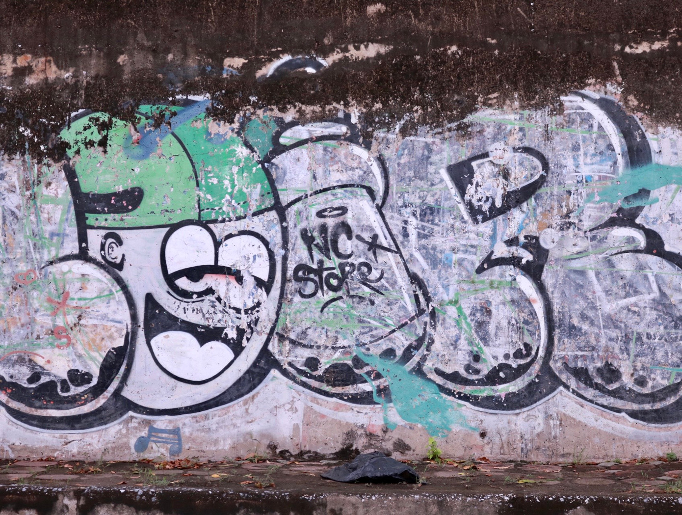 Nhiều khu vực bị vẽ bậy từ lâu các hình ảnh đã dần mất nét, bong tróc gây nên tình trạng mất thẩm mỹ, nhếch nhác.