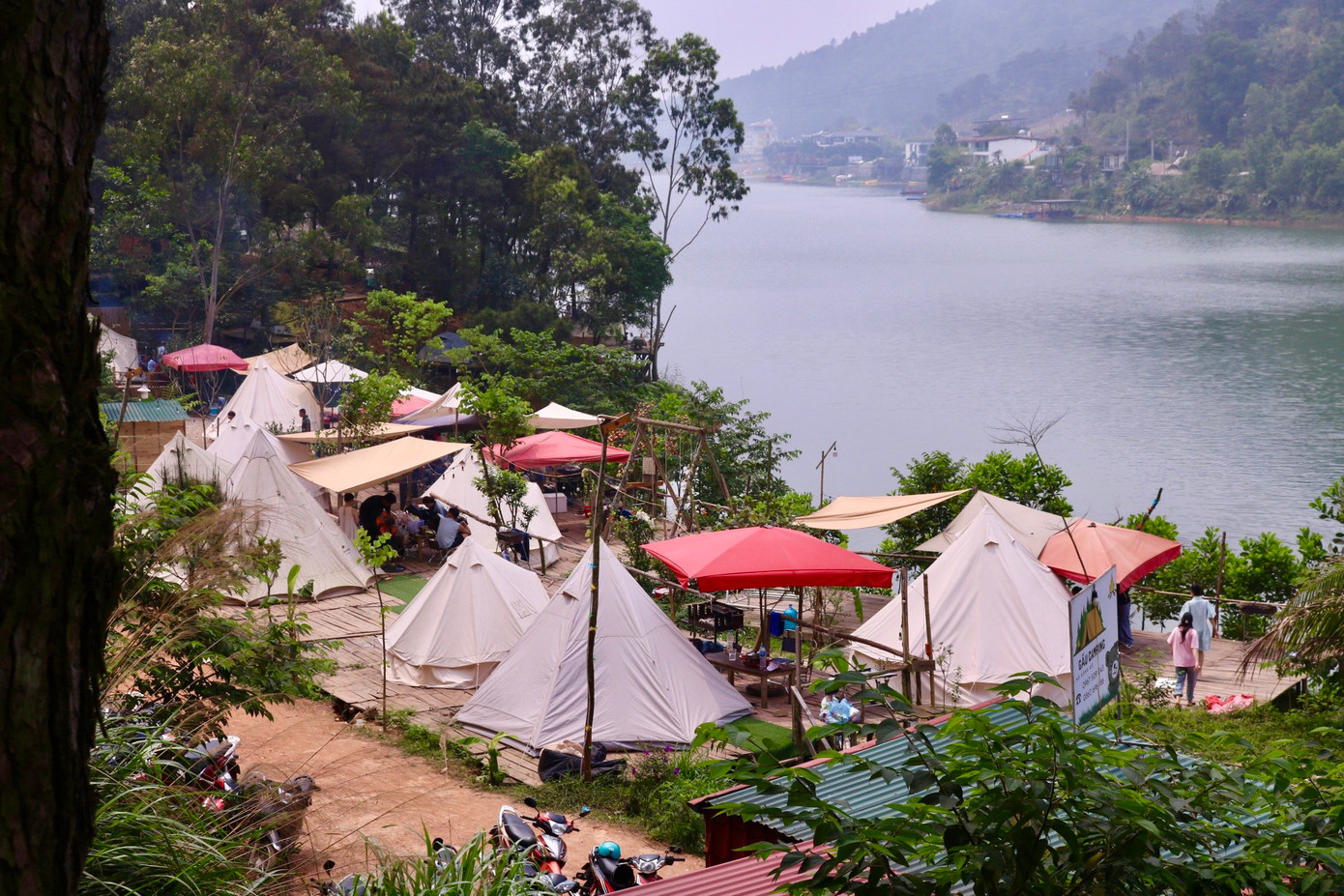 Cùng với sự nở rộ của "phong trào camping" ở nhiều nơi gần trung tâm Thủ đô như Công viên Yên Sở, khi đô thị Ecopark, bãi đá sông Hồng, chân cầu Vĩnh Tuy, chân cầu Nhật Tân,... những khu cắm trại chuyên nghiệp cũng xuất hiện ngày một nhiều như Sơn Tinh Camp, Đường Tâm Phan, Camping Sport Đồng Mô, Bản Xôi Village, Homely Land Glamping, Đồng Đò Camping.... với đầy đủ các dịch vụ cần thiết như cho thuê lều trại, bếp nướng, đặt đồ ăn sẵn kết hợp các hoạt động vui chơi ngoài trời như câu cá, chèo thuyền, đốt lửa trại,... và người cắm trại chỉ cần "xách ba lô lên và đi".