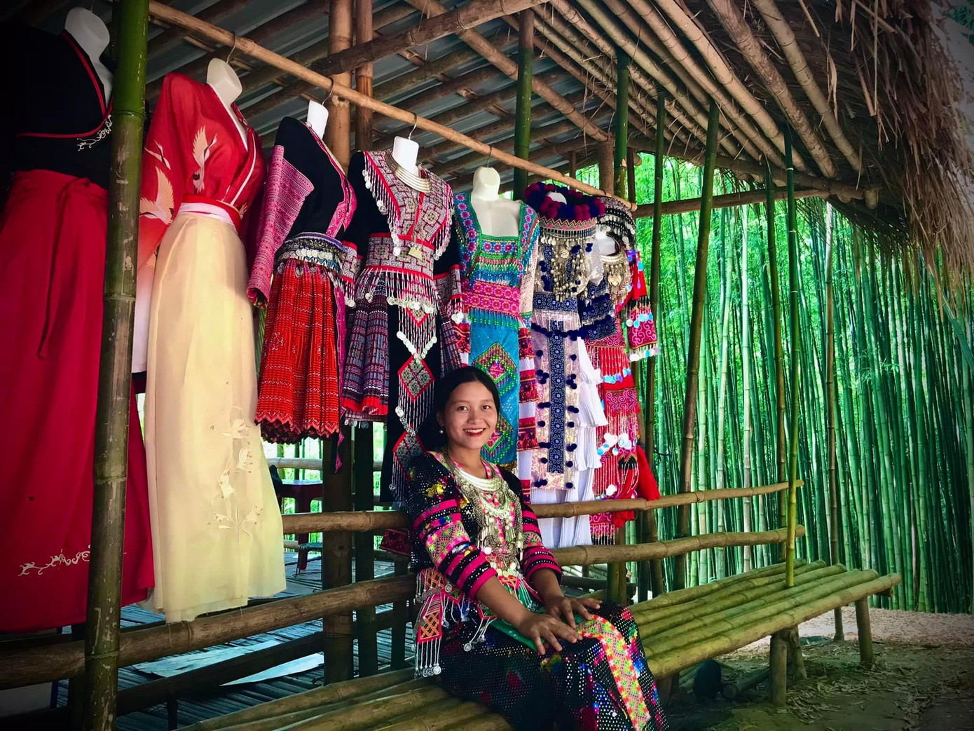 Tại đây, có những điểm cho thuê váy dân tộc phục vụ cho người đến tham quan, chụp hình.