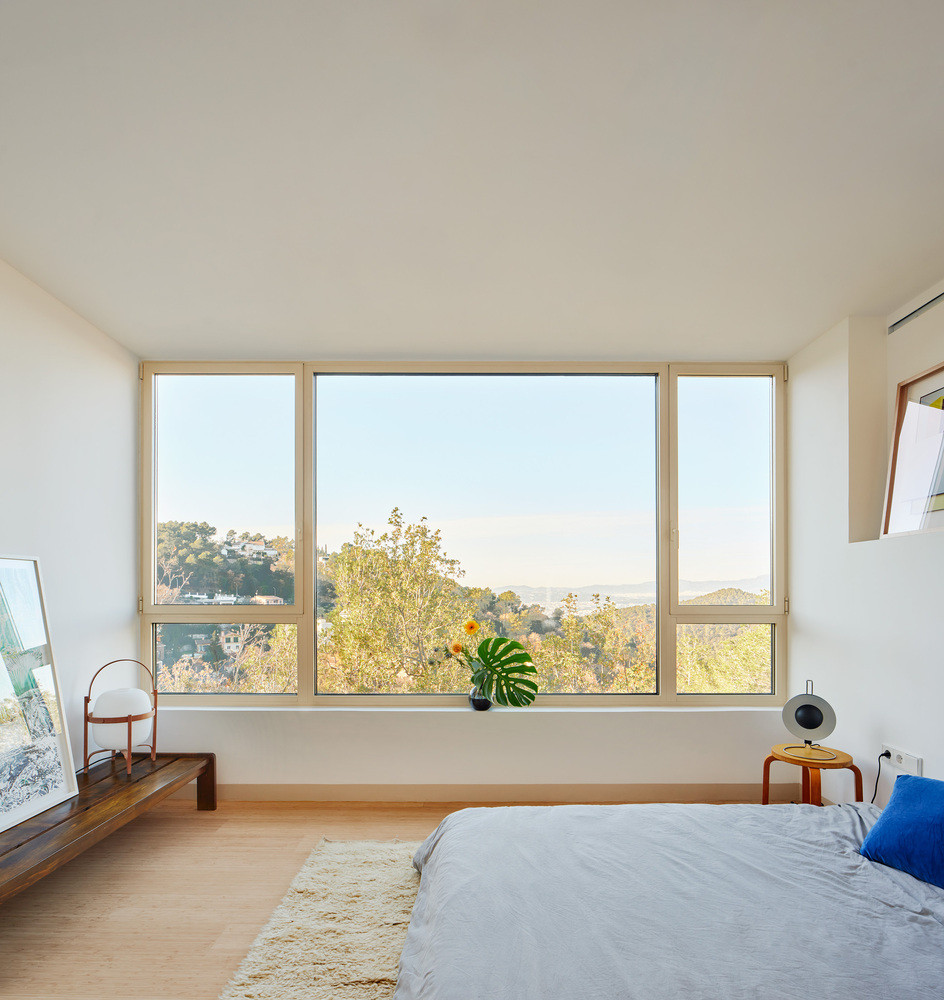 Phòng ngủ chính có tầm nhìn riêng, nhưng vẫn được thiết kế khéo kéo để cân bằng giữa ánh sáng, gió và sự kín đáo.