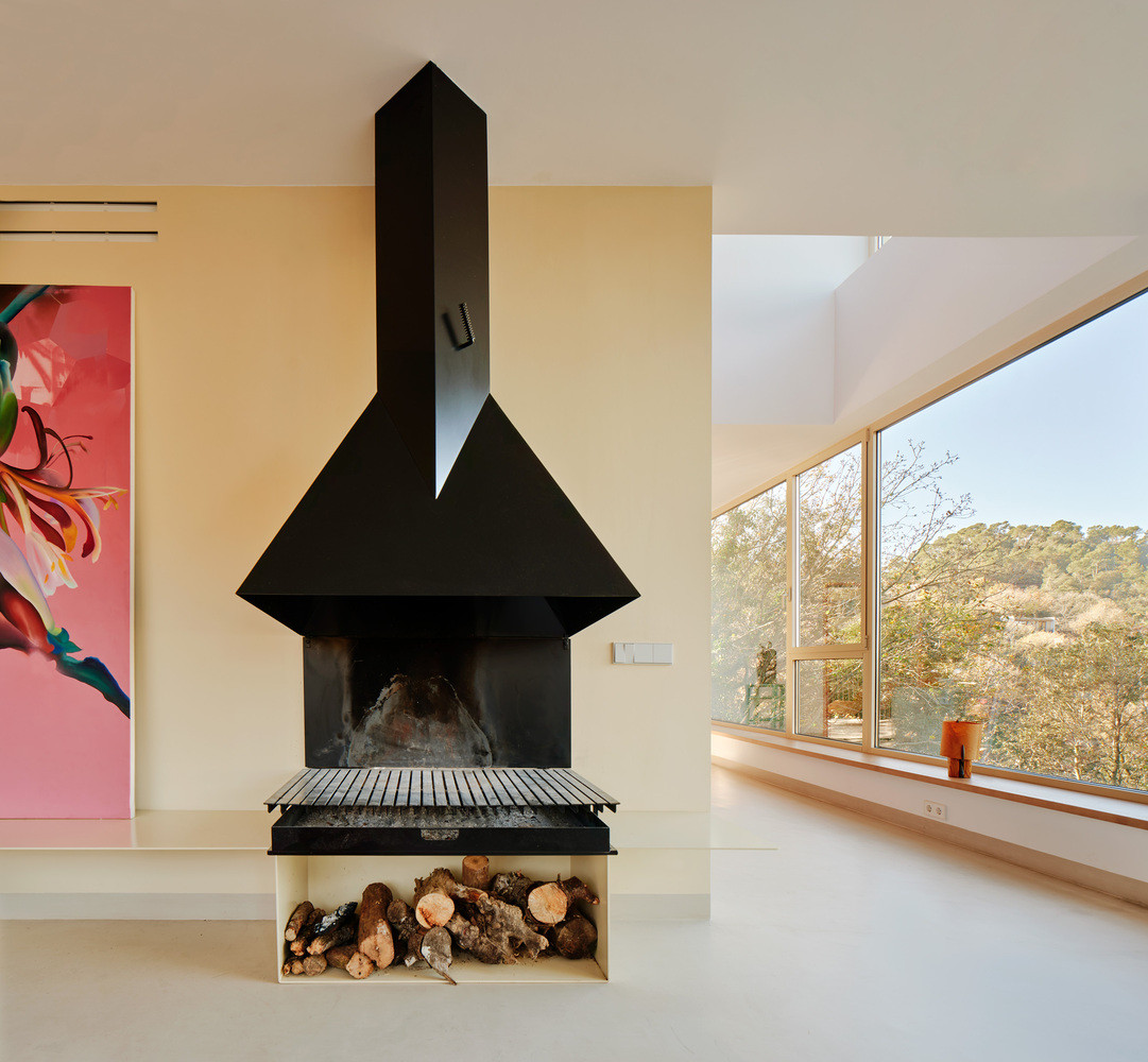 Lò sưởi nhỏ giúp căn nhà thêm phần tiện nghi hơn.