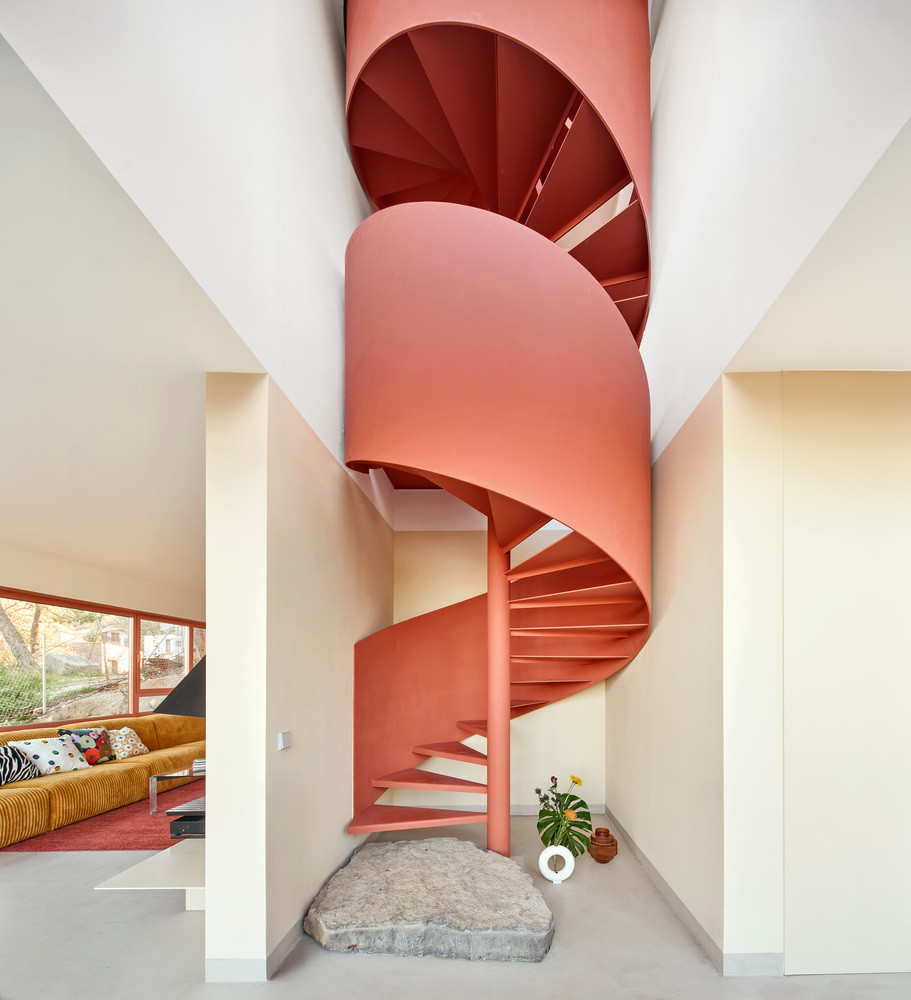 Cầu thang nội thất xoắn giữa nhà tạo khoảng rỗng xuyên tầng, dẫn thẳng lên mái qua một khối tháp xoay chéo 45 độ, mở ra tầm nhìn không giới hạn.