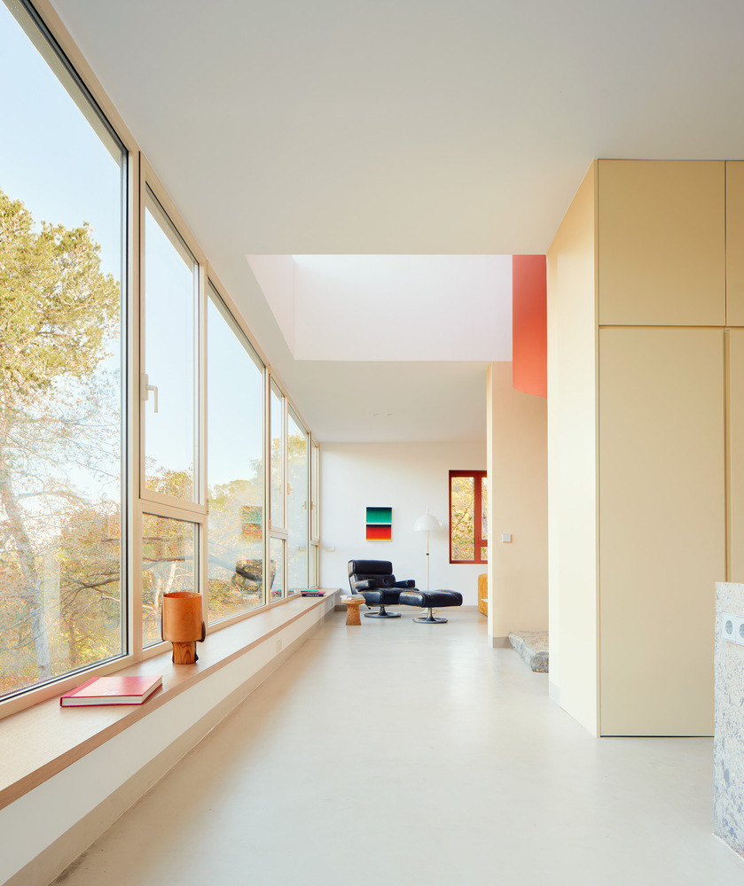 Không gian bên trong liền mạch và uyển chuyển. Những cành cây sát mặt kính, ánh sáng chiếu thẳng vào nhà theo từng thời điểm trong ngày. Đứng ở bất cứ đâu trong ngôi nhà cũng có thể chiêm ngưỡng trọn vẹn thung lũng và núi non xa xa.