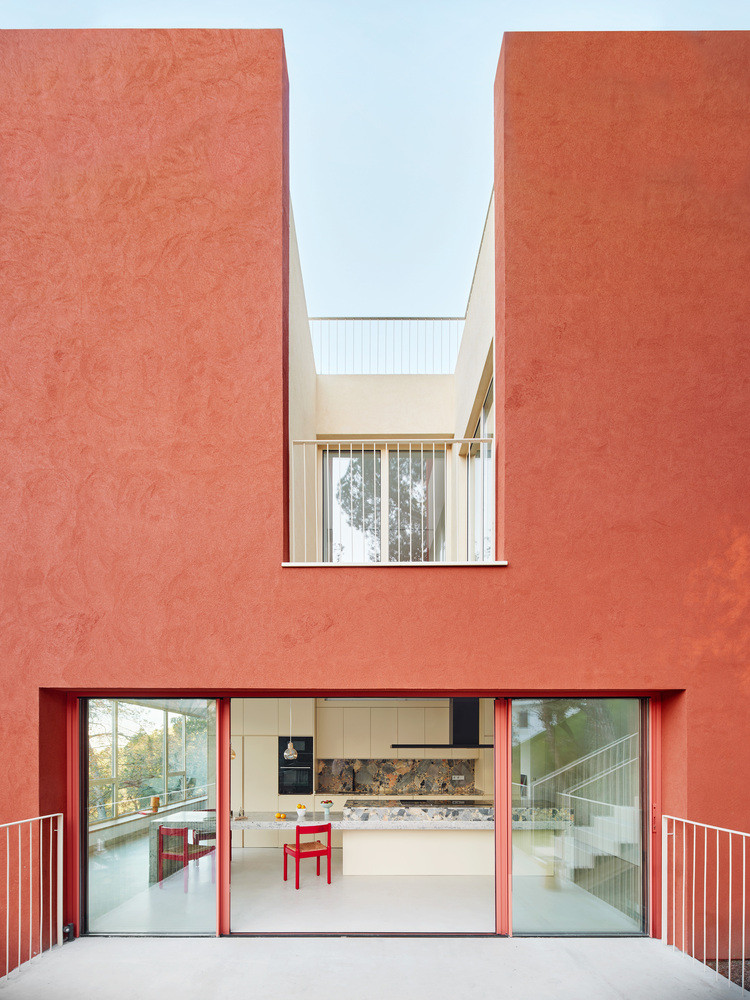 Bước vào từ tầng trên cùng sẽ là một cầu thang dẫn thẳng tới một sân hiên rộng - nơi đặt bàn ăn bê tông kết hợp đá Ceppo di Gré đầy chất thơ.