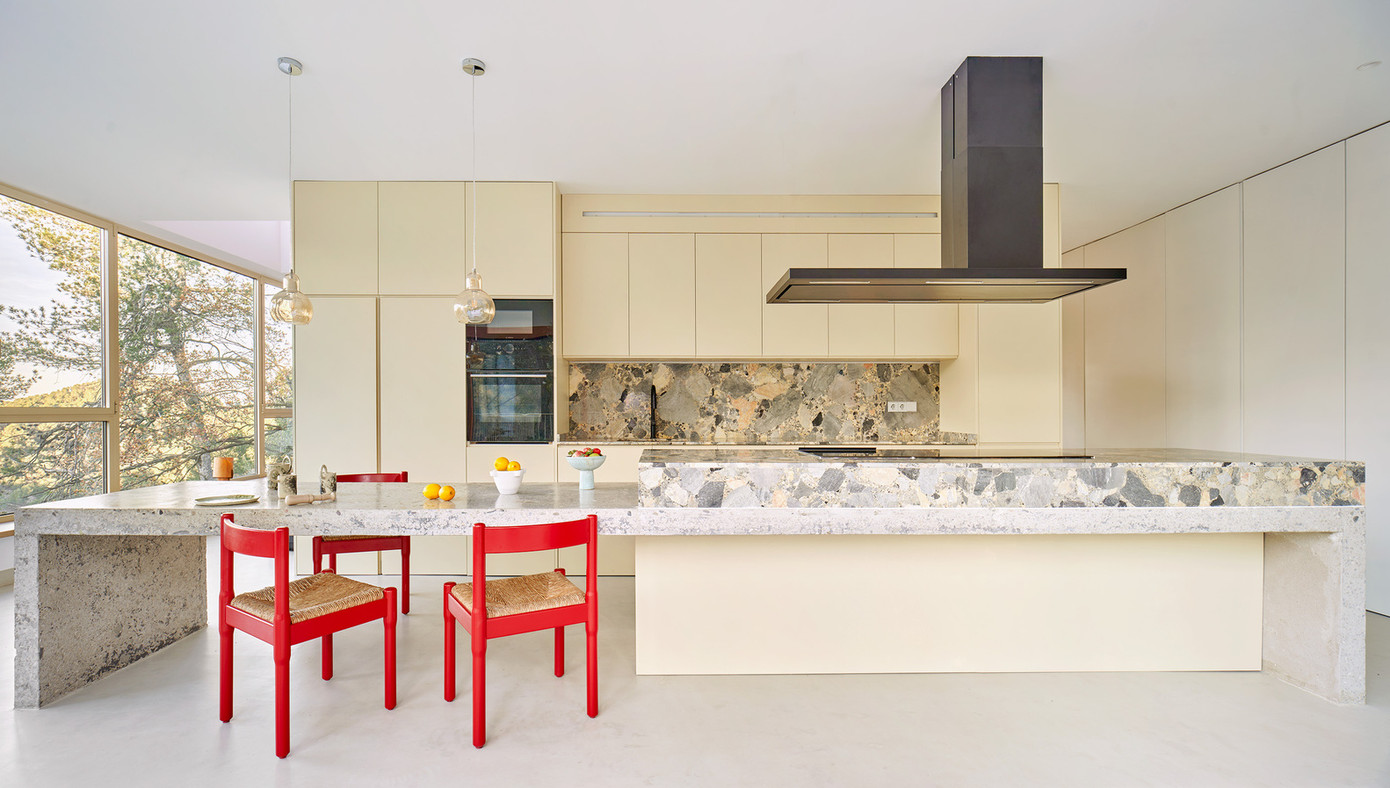 Tầng dưới cùng là không gian sinh hoạt mở, có bếp, phòng khách và góc ngắm cảnh kết nối.