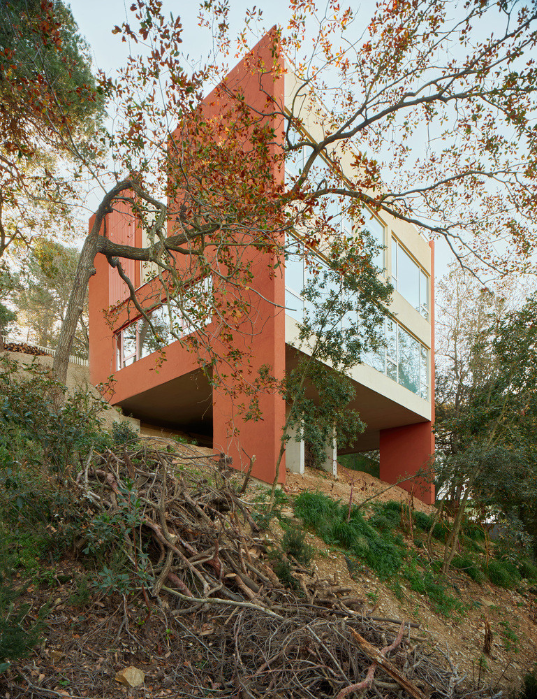 Toàn bộ ngôi nhà được thiết kế theo tỷ lệ vàng, một chuẩn mực cổ điển trong kiến trúc, nhưng được thể hiện qua hình khối hiện đại và vật liệu địa phương. Về kết cấu, các tấm sàn chỉ dày 20cm, được đỡ bởi lõi bê tông trung tâm và hệ tường chịu lực tinh gọn. Không một cột chống nào lộ ra bên, không gian là một thể thống nhất.