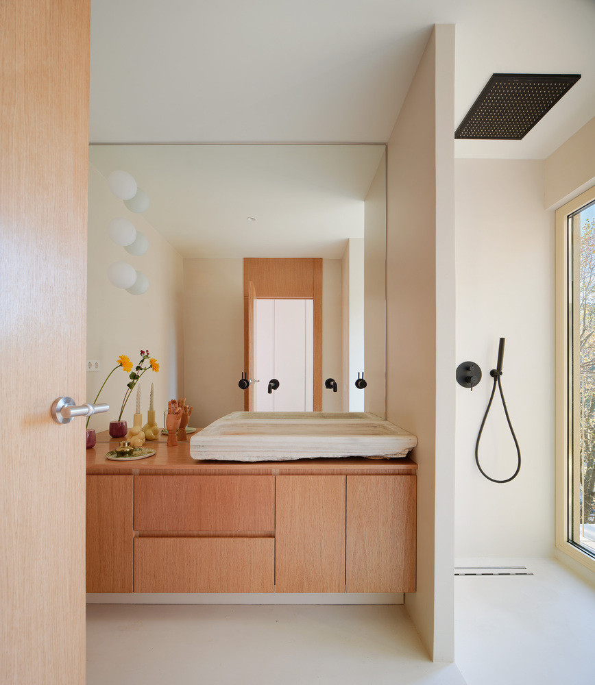 Phòng tắm cũng có cửa sổ hướng ra thiên nhiên, một sự tinh tế trong tổ chức không gian.