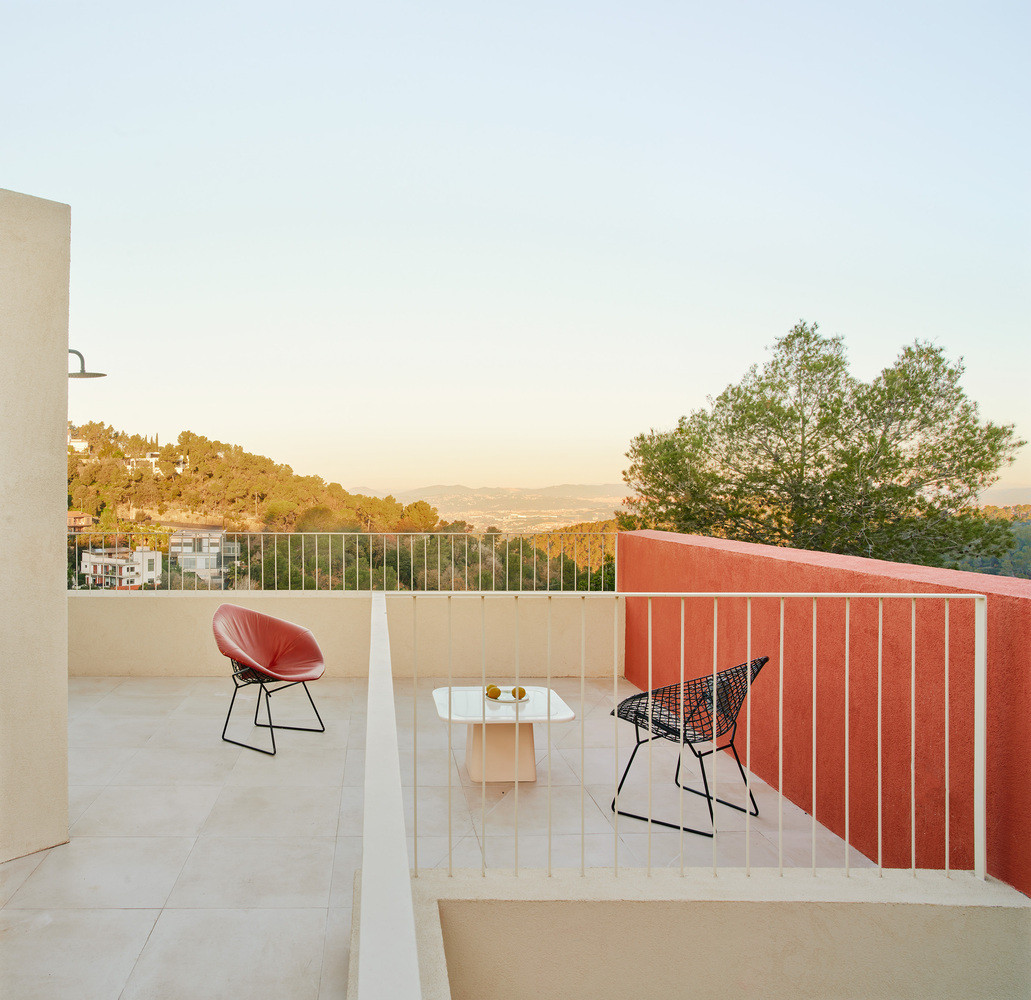 Sân thượng được thiết kế chuẩn mực, tối giản.