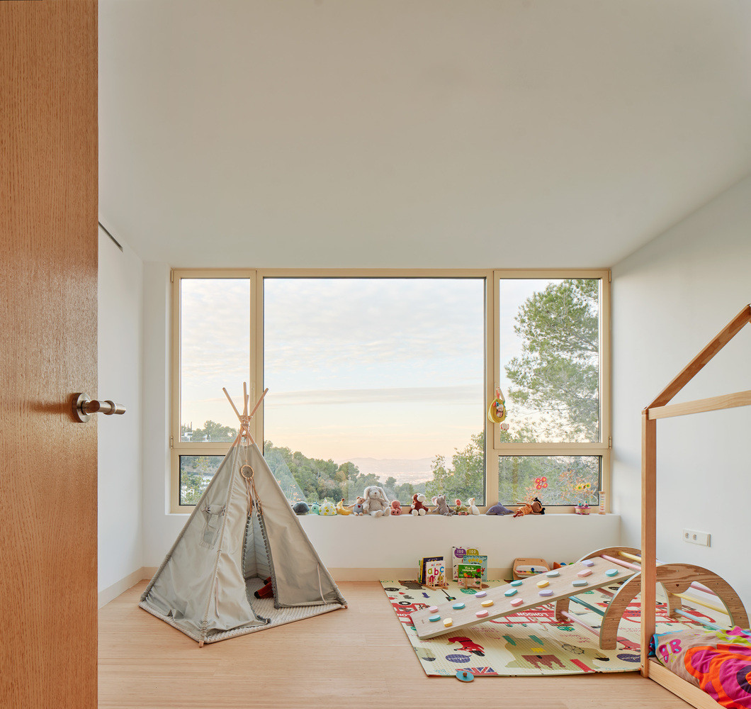 Ngôi nhà đạt tiêu chuẩn hiệu suất năng lượng cao với sàn sưởi, hệ thống điều hoà sử dụng công nghệ aerothermal, pin năng lượng mặt trời trên mái và giải pháp thông gió tự nhiên.