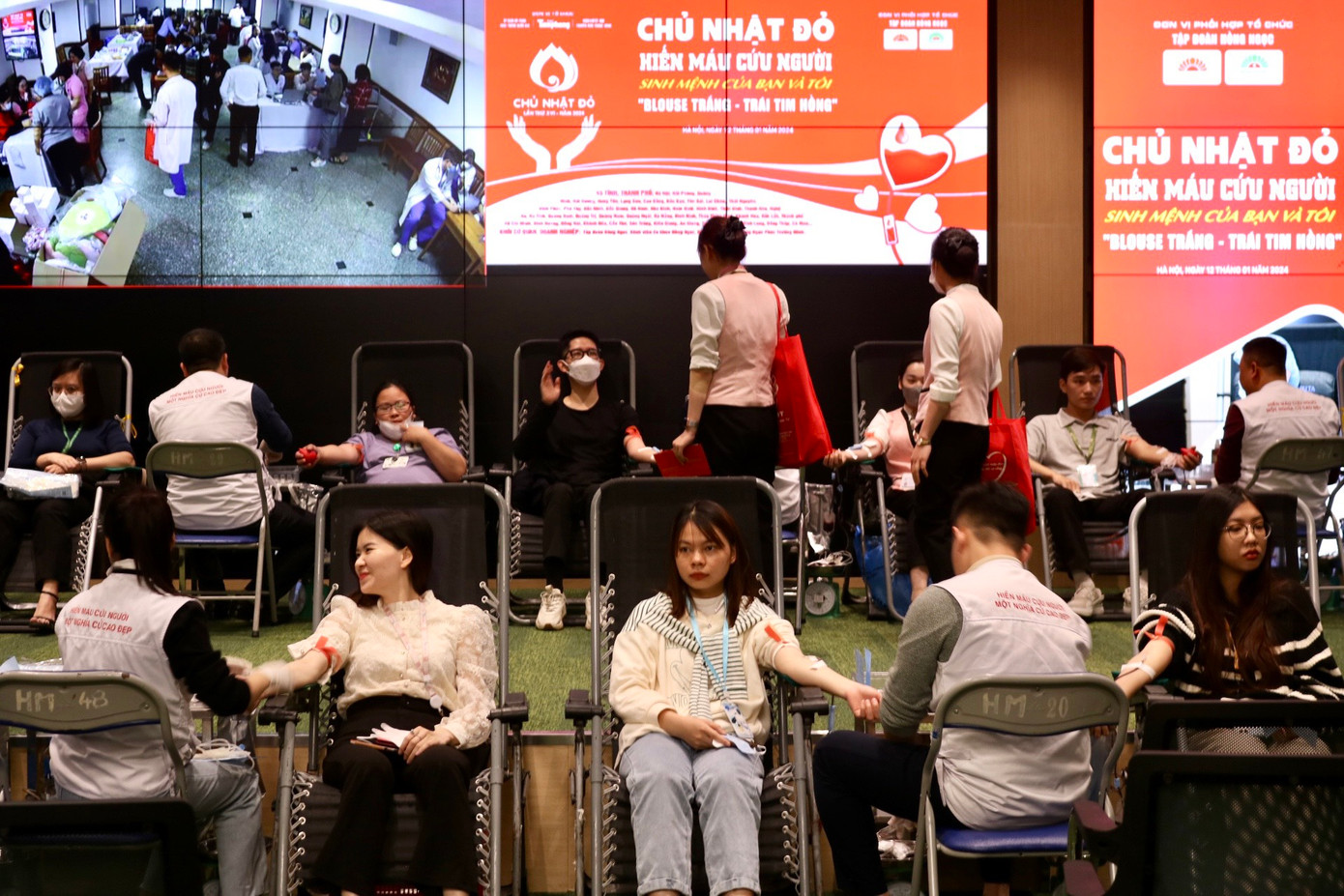 Ngày hội hiến máu Chủ Nhật Đỏ lần thứ XVI với chủ đề "Hiến máu cứu người - Sinh mệnh của bạn và tôi" thu hút sự quan tâm của nhiều bạn trẻ.
