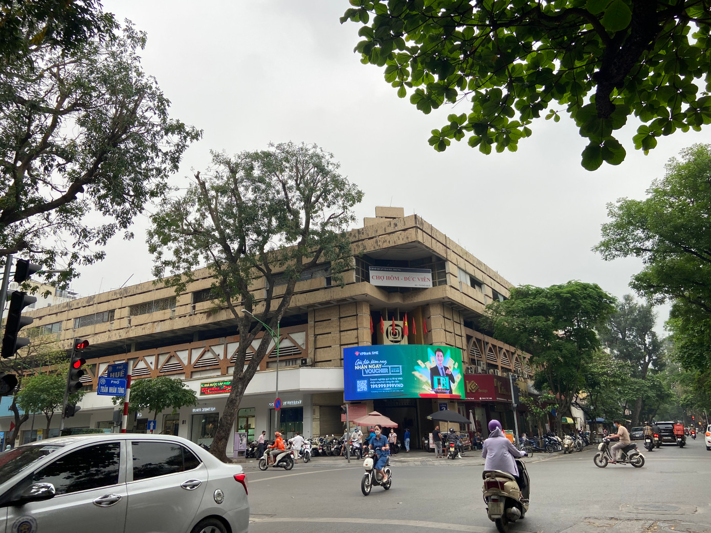 Chợ Hôm - Đức Viên nằm ở ngã tư giao giữa Phố Huế - Trần Xuân Soạn - Trần Nhân Tông, vị trí được coi là đẹp nhất trong số các chợ truyền thống lâu đời của Thủ đô. Tuy nhiên, nhiều gian hàng tại đây luôn trong cảnh vắng khách. Chợ Hôm - Đức Viên nằm ở ngã tư giao giữa Phố Huế - Trần Xuân Soạn - Trần Nhân Tông, vị trí được coi là đẹp nhất trong số các chợ truyền thống lâu đời của Thủ đô. Tuy nhiên, nhiều gian hàng tại đây luôn trong cảnh vắng khách.