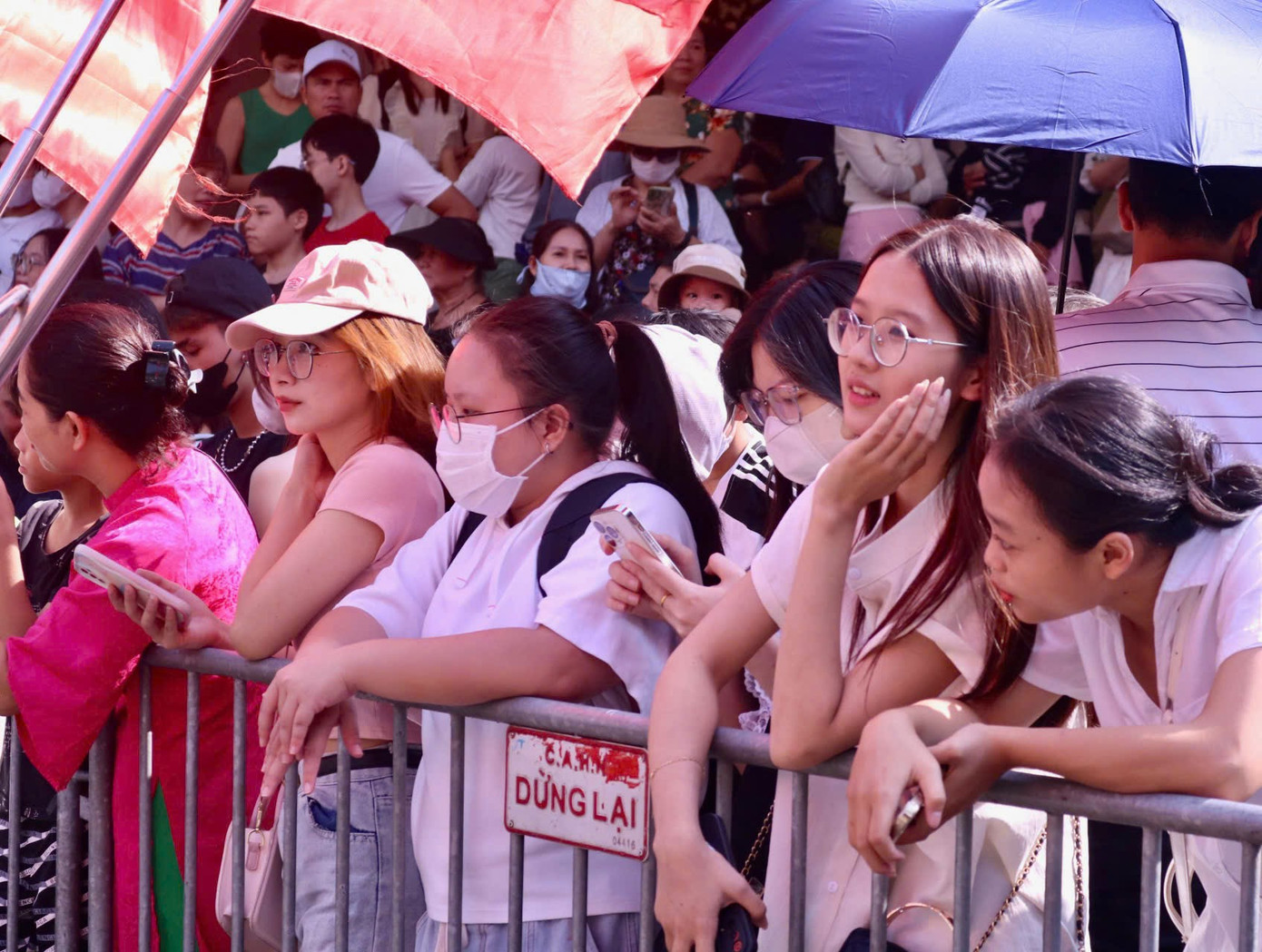 Mặc dù đứng chờ bên ngoài khá lâu nhưng mọi người đều rất hào hứng và tương tác với những người trình diễn bên trong bằng những cái vẫy tay, tiếng reo hò, cổ vũ.