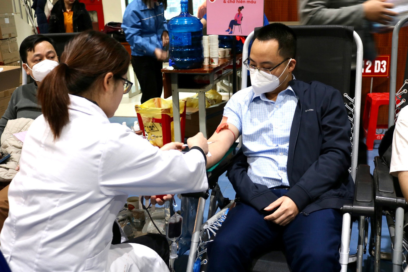 Không chỉ đoàn viên thanh niên trong các khối cơ quan, doanh nghiệp thực hiện hiến máu mà nhiều người dân khi được nghe tin chương trình Chủ Nhật Đỏ tổ chức cũng vượt rét đến từ sáng sớm để trao đi những giọt hồng.