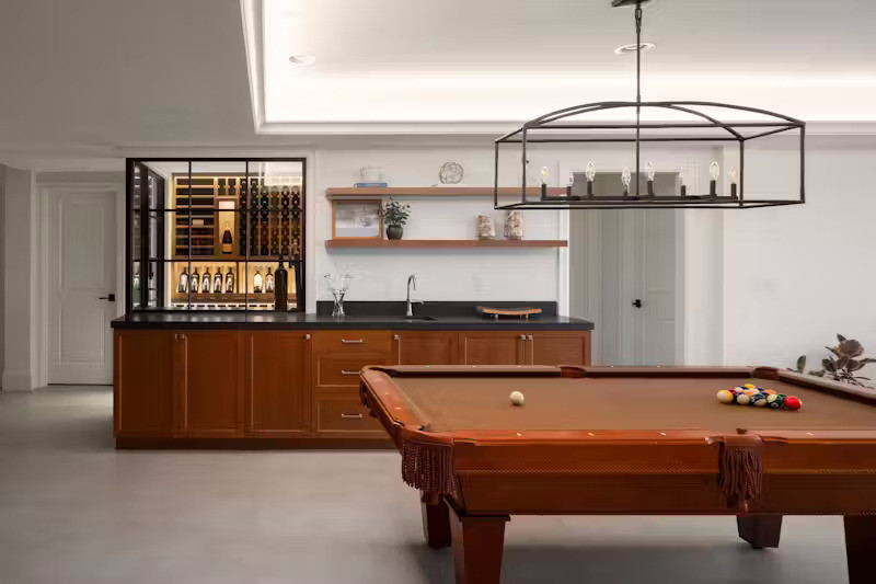 Không gian giải trí dưới tầng hầm kết nối liền mạch với phần sân có mái che.