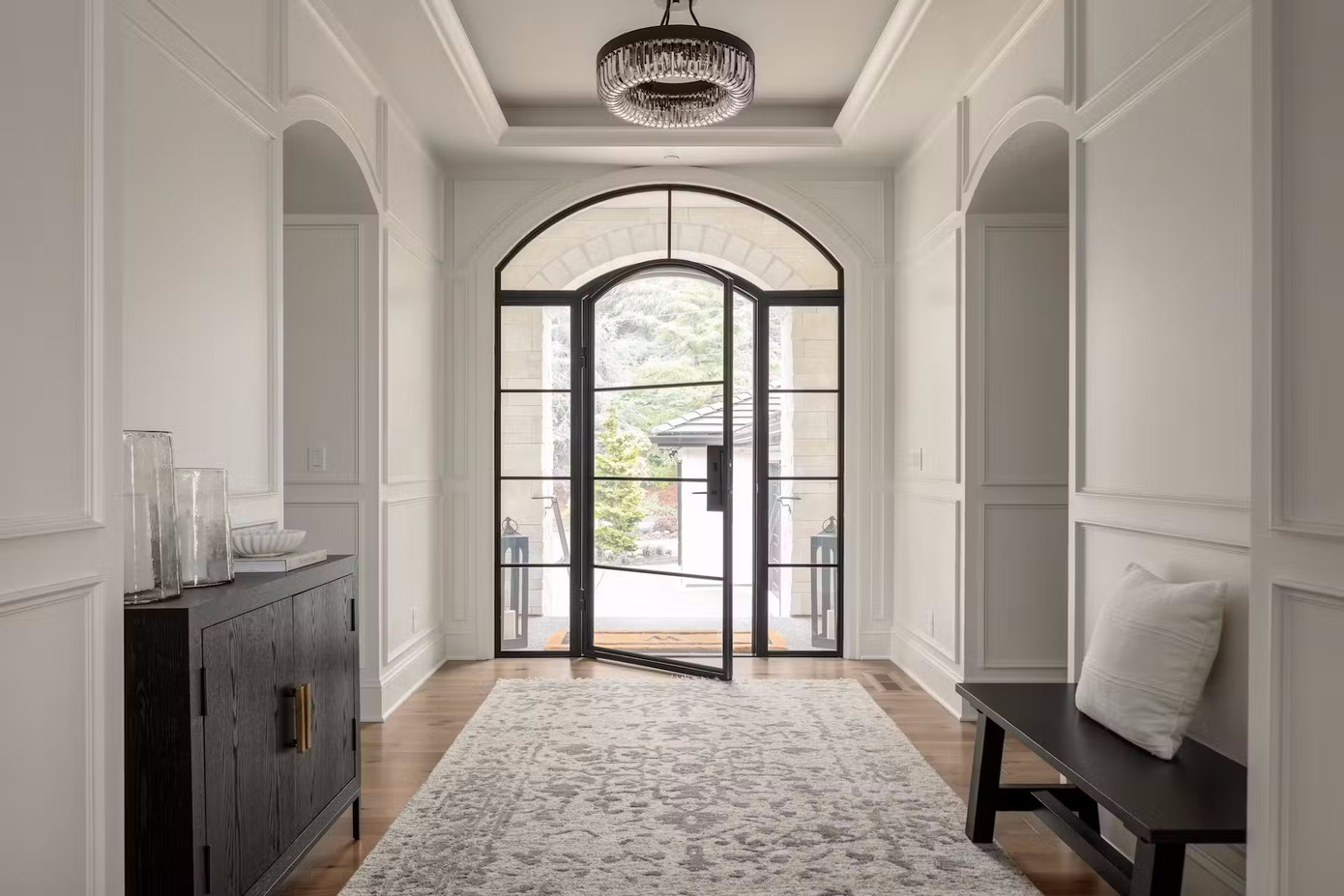 Ngôi nhà gồm 5 phòng ngủ, 3 phòng tắm, phòng làm việc, phòng rượu, phòng thể thao tích hợp xông hơi và spa tại tầng hầm.