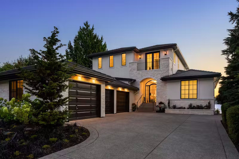 Sân rộng rãi có thể là nơi sinh hoạt vui chơi của những đứa trẻ, cũng có thể trở thành bãi đậu xe tiện dụng khi nhà có khách.