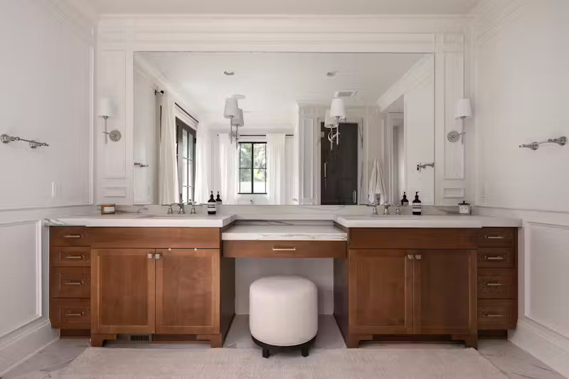 Phòng tắm rộng rãi, tích hợp tủ để đồ bằng gỗ nhằm tăng sức chứa cho không gian và có chỗ để những đồ cần thiết như khăn tắm, sữa tắm, giấy vệ sinh,....