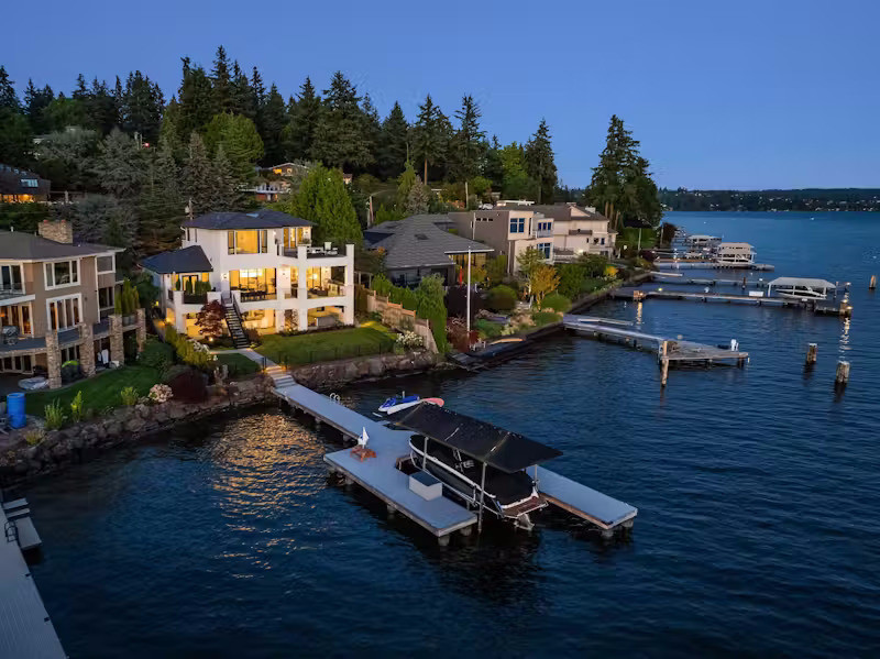 Khi xây ngôi nhà ông chủ gặp không ít thách thức do các quy định nghiêm ngặt về xây dựng ven hồ cũng như nguy cơ hoá lỏng đất liền. Để đảm bảo an toàn lâu dài, đội thi công đã phải gia cố móng bằng 52 trụ và 9 cọc xoắn để nâng đỡ tầng mới.