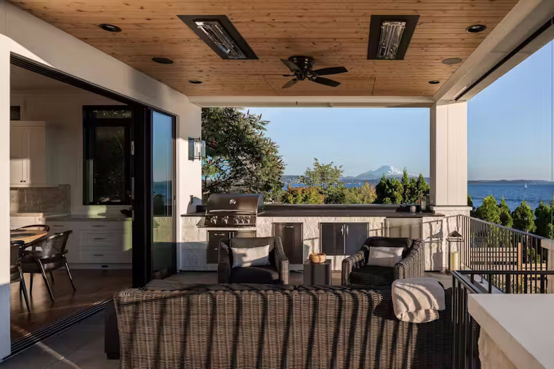 Toàn bộ ba tầng đều có ban công, với tổng diện tích sàn ngoài trời lên tới 123m2.