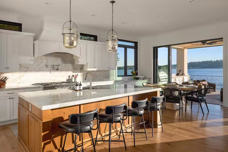 Phòng bếp và khu vực ăn uống được trang trí với nội thất đơn giản, lấy tông màu nâu - trắng làm chủ đạo. Bếp nối liền với khu vực ban công rộng, rất tiện cho những hôm nhà có khách nhưng mọi người vẫn muốn ngồi dùng bữa cùng nhau.