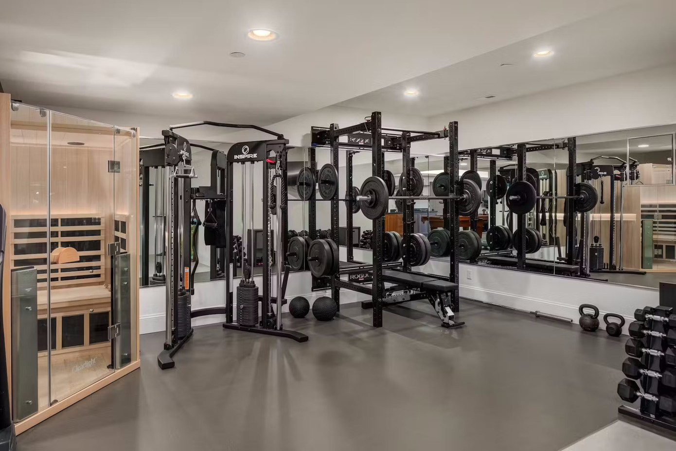 Phòng tập trong nhà cũng được trang bị đầy đủ những dụng cụ, máy móc cơ bản để gia chủ tập luyện thể dục thể thao hằng ngày.