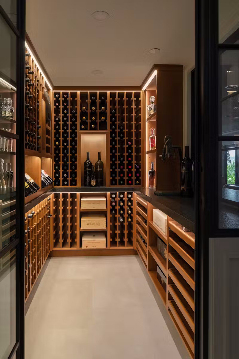 Phòng để rượu nằm dưới tầng hầm, là nơi yêu thích nhất của gia chủ. Nơi đây có chứa những chai rượu quý mà gia chủ sưu tầm được từ nhiều nơi trên thế giới.