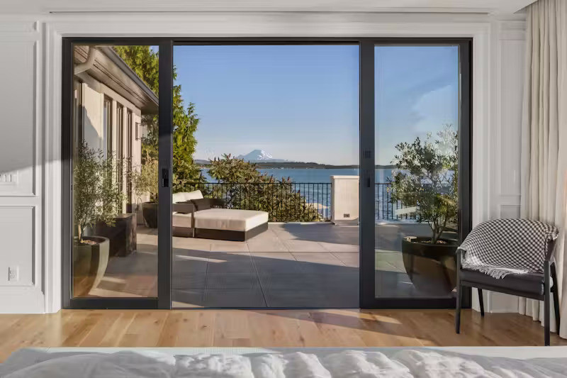 Hệ cửa trượt cao cấp, tủ âm tường đóng riêng đến các chi tiết như ray rèm ẩn trong phòng ngủ hay lựa chọn nội thất theo phong cách hiện đại - tất cả đều cho thấy sự chỉn chu trong từng chi tiết thiết kế.