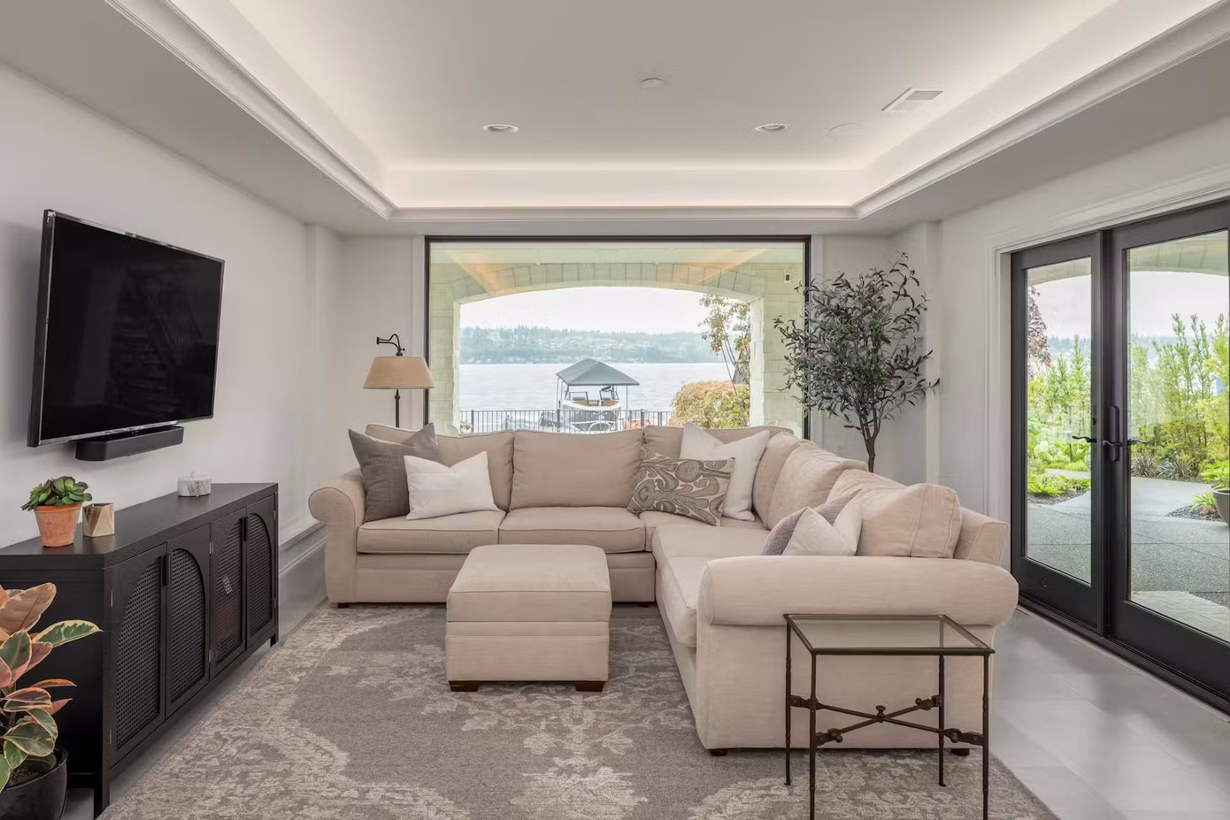 Ngôi nhà được bố trí với phòng khách rộng rãi hướng thẳng ra bờ hồ.