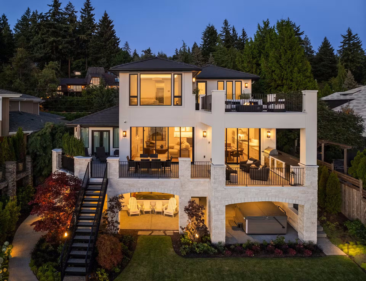 Gia chủ chọn mảnh đất hướng trực tiếp ra hồ để đảm bảo sự riêng tư cho không gian sống của mình.