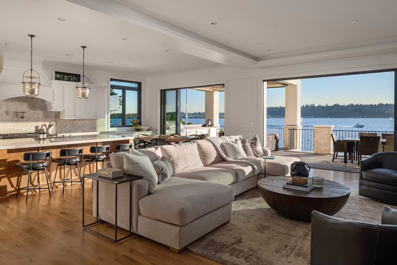 Ngôi nhà được bố trí với phòng khách rộng rãi hướng thẳng ra bờ hồ.