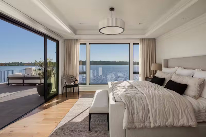 Phòng ngủ chính được đặt ở vị trí đắc địa nhất của căn nhà, nơi mỗi sáng thức dậy có thể nhìn thấy được khung cảnh tuyệt đẹp của núi Rainier hiện ra trước mắt.