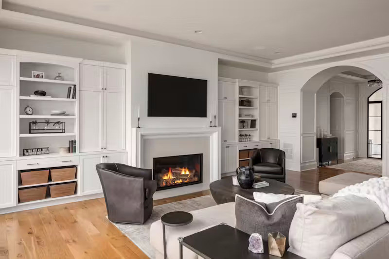 Ngôi nhà được bố trí với phòng khách rộng rãi hướng thẳng ra bờ hồ.