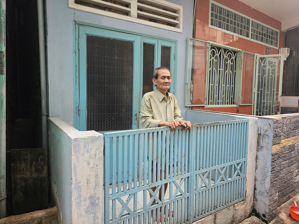 Ông Bôn cho biết, con trai mình rất thương mẹ, phụ ông chăm sóc bà trong thời gian dài ốm đau, bệnh tật nhưng tâm tính không được như người bình thường. Ảnh: L.A Ông Bôn cho biết, con trai mình rất thương mẹ, phụ ông chăm sóc bà trong thời gian dài ốm đau, bệnh tật nhưng tâm tính không được như người bình thường. Ảnh: L.A