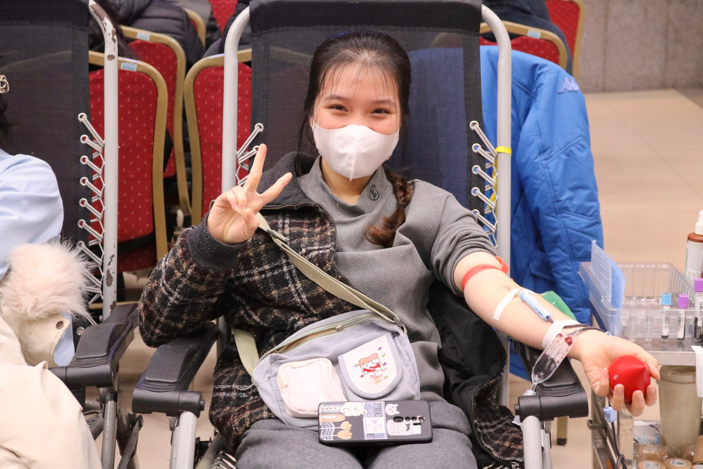 Nhiều bạn trẻ hào hứng tham gia ngày hội hiến máu Chủ nhật Đỏ tại Viện Huyết học - Truyền máu Trung ương.