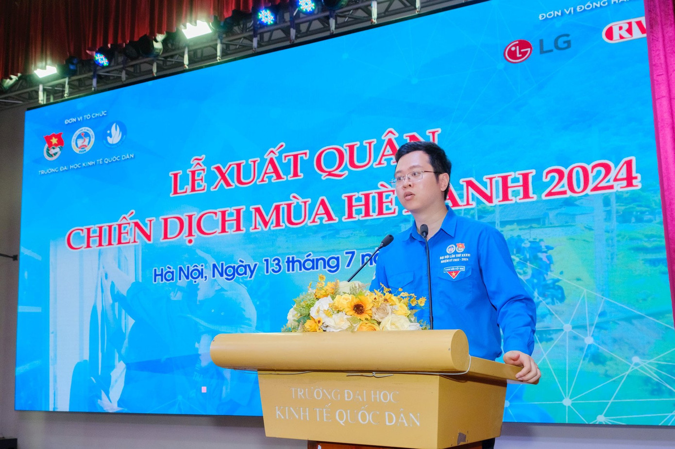 Anh Vũ Trí Tuấn, Bí thư Đoàn trường Đại học Kinh tế quốc dân phát biểu tại lễ ra quân.