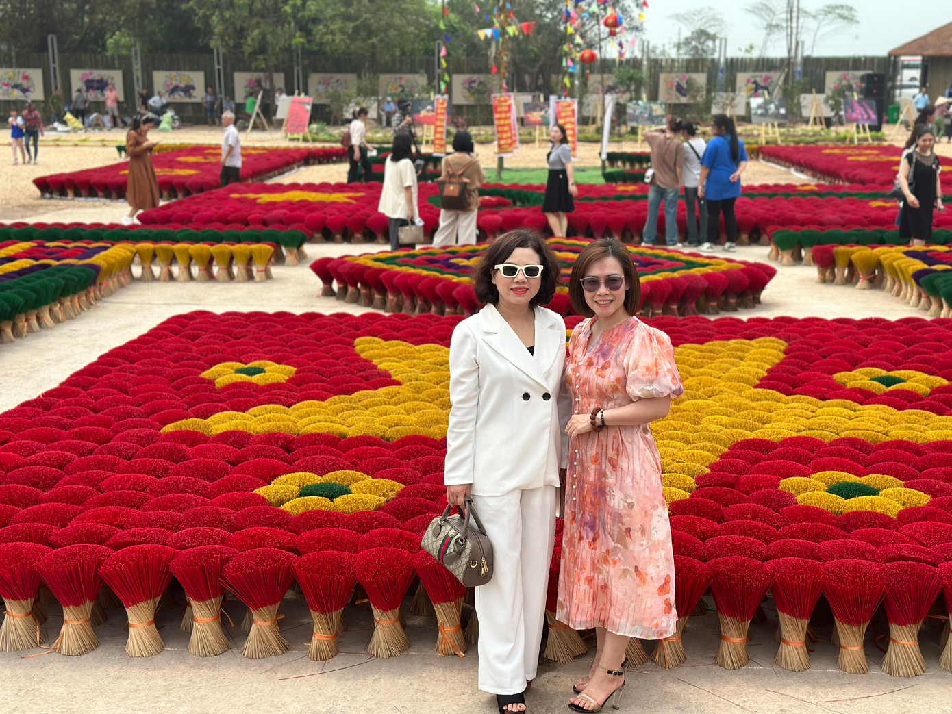 Du khách đến tham quan điểm du lịch tại làng hương Quảng Phú Cầu. Du khách đến tham quan điểm du lịch tại làng hương Quảng Phú Cầu.