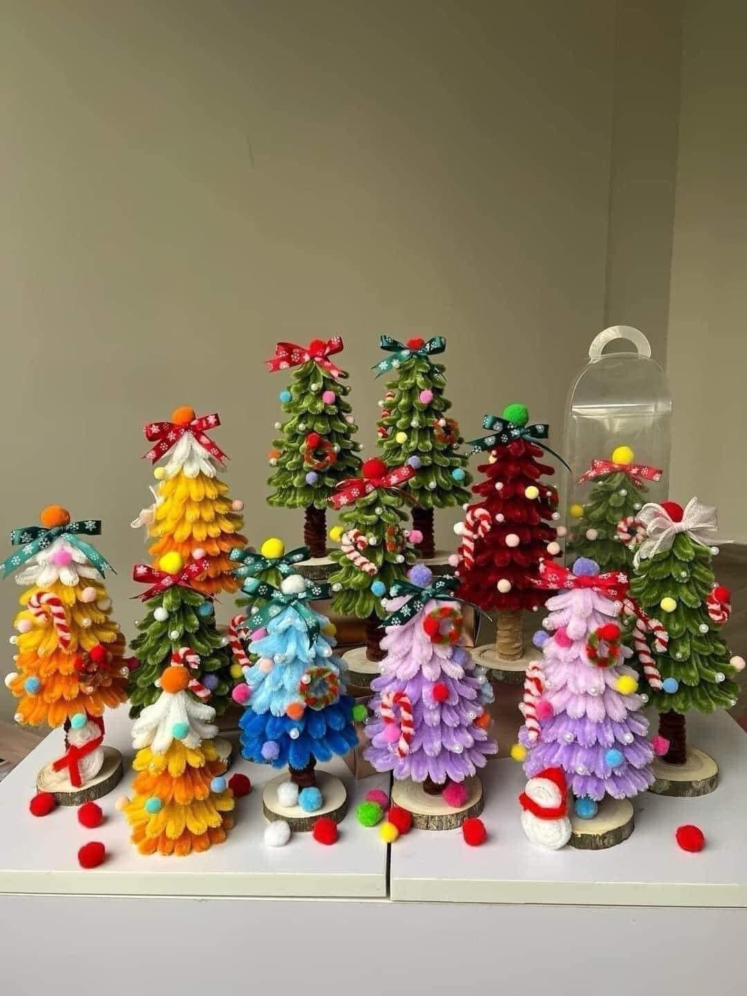 Những cây thông Noel làm bằng kẽm nhung nhiều màu sắc khiến cộng đồng mạng thích thú.