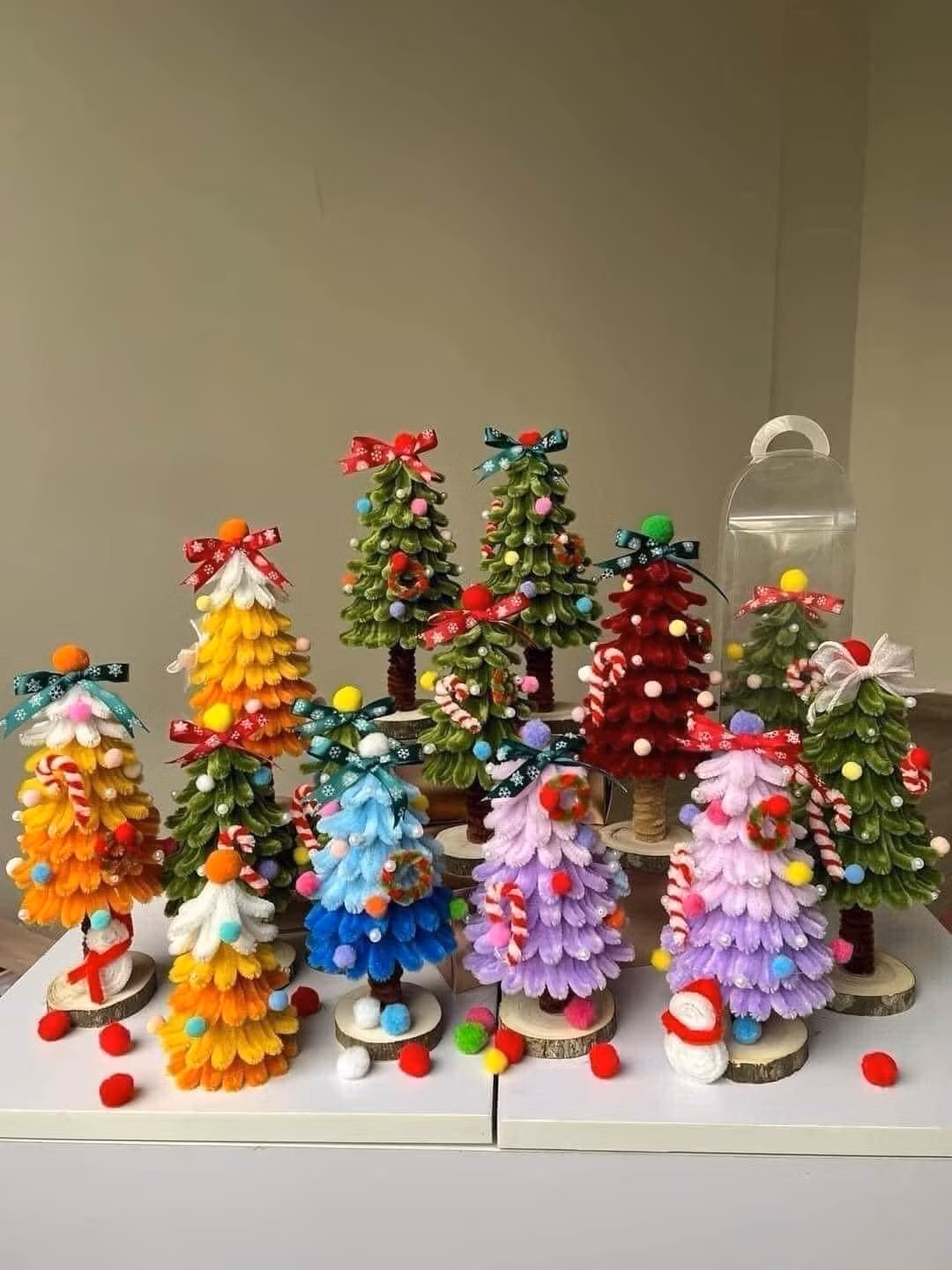 Những cây thông Noel làm bằng kẽm nhung nhiều màu sắc khiến cộng đồng mạng thích thú.
