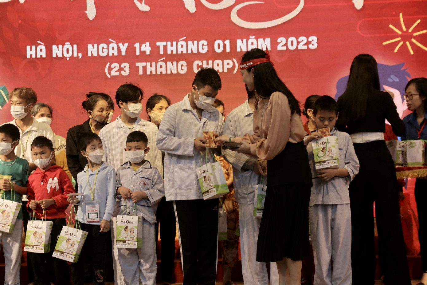 Bệnh nhân khoa Nhi được nhận món quà ý nghĩa từ nhãn hàng