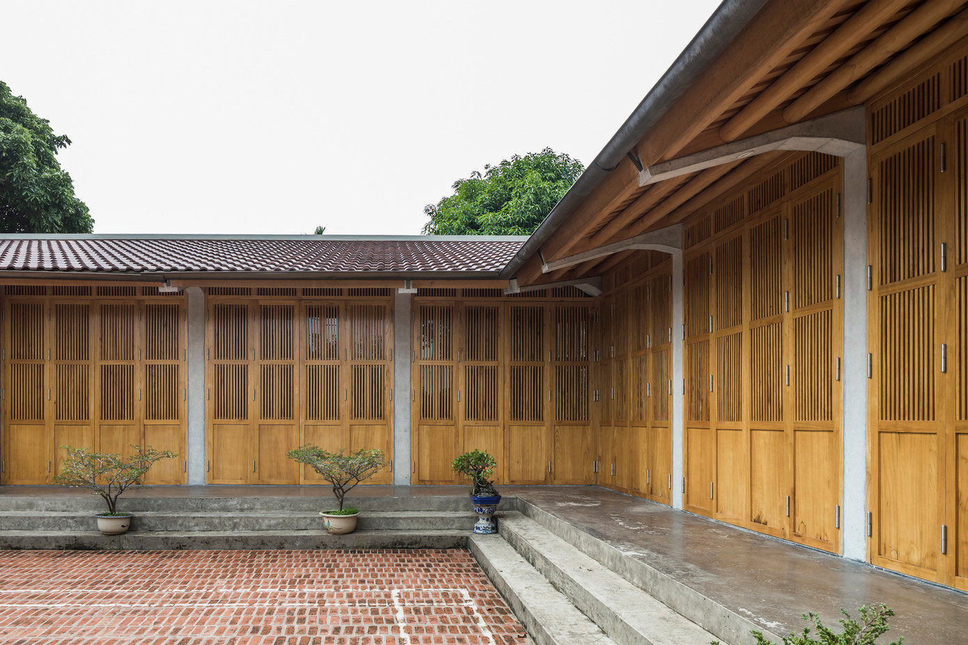 Sân trước đóng vai trò quan trọng trong việc tiếp cận và di chuyển bên trong ngôi nhà. Hệ thống cửa trước thiết kế linh hoạt, có thể mở từng phần riêng biệt theo nhu cầu và sở thích của gia đình.