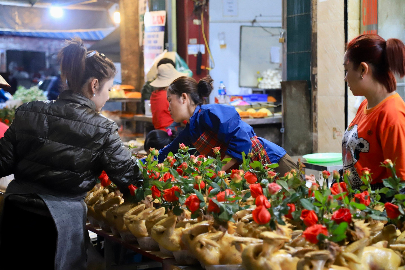 Theo tìm hiểu, gà cúng ngậm hoa hồng có nhiều kích cỡ và nhiều giá khác nhau, giá dao động từ 500.000 - 700.000 đồng/con tùy từng kích thước, thậm chí có con giá lên tới cả triệu đồng.