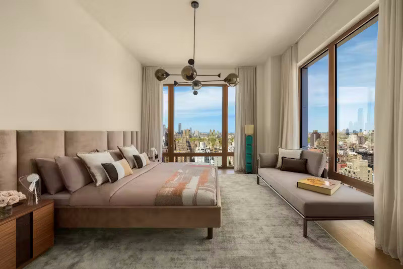 Phòng ngủ chính là nơi nghỉ ngơi thư giãn lý tưởng với phòng tắm riêng biệt.