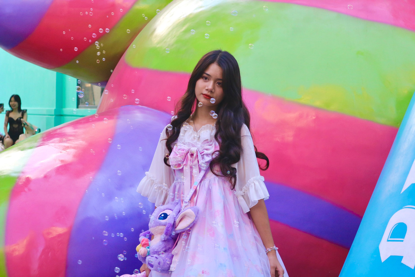 Trần Ngọc Quỳnh Giang (Thanh Xuân, Hà Nội) chia sẻ: "Những ngày gần đây mình lướt Facebook thấy nhiều bài đăng về khu phố đi bộ này. Thấy đẹp quá nên mình rủ bạn qua chụp hình. Ấn tượng của mình về khu phố là rất đẹp, cách bài trí rất cuốn hút khiến mình có cảm giác như đang ở trời Âu vậy."