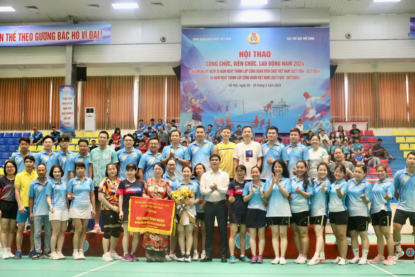 Ban tổ chức trao giải Nhất toàn đoàn cho Công đoàn Bộ Tài chính.