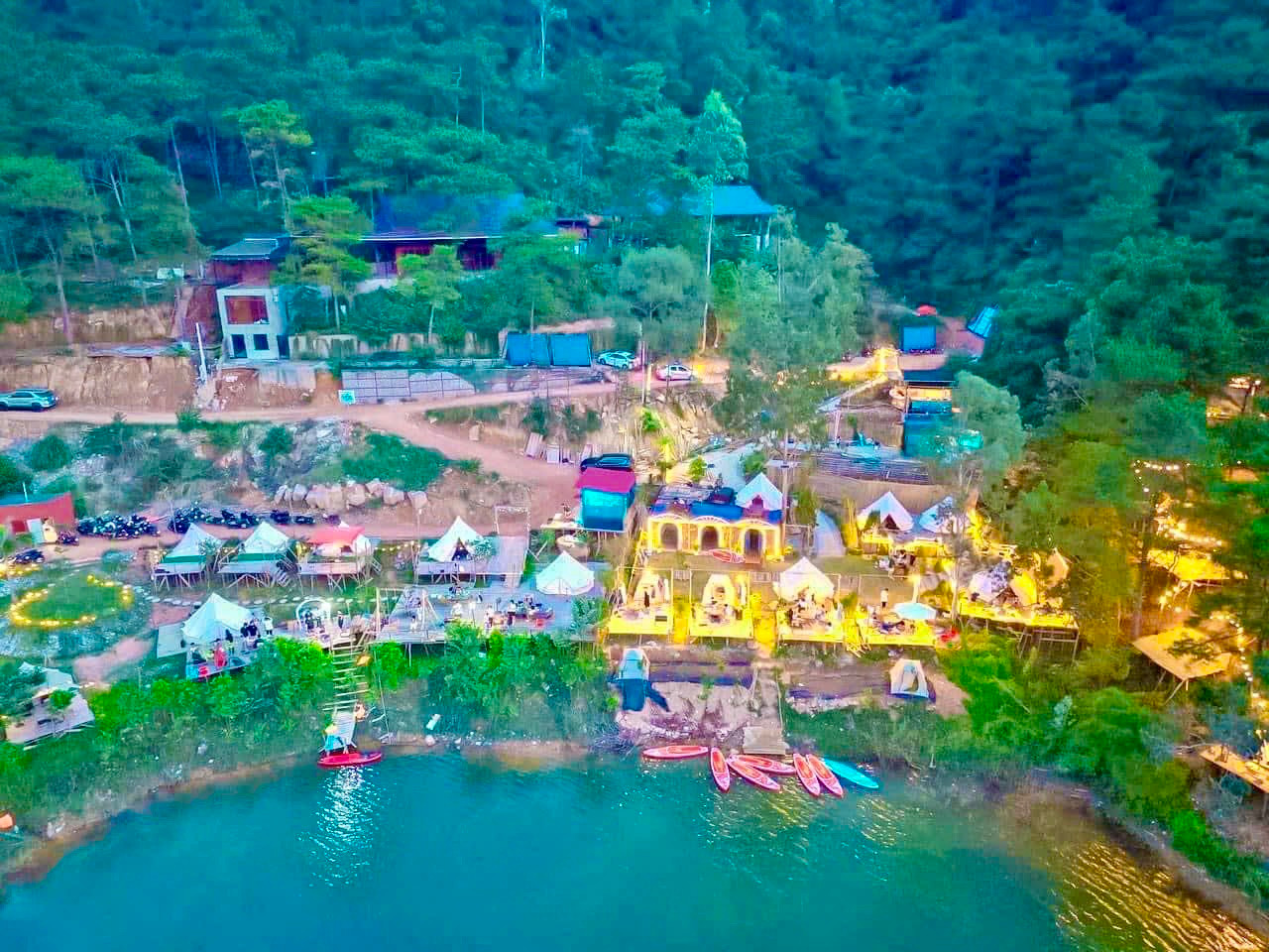 Những năm gần đây, nhiều người trẻ tìm đến với xu hướng du lịch xanh để được hòa mình với thiên nhiên, cây cỏ. Thay vì tốn hàng triệu đồng để di chuyển đến những địa điểm du lịch nổi tiếng, các bạn trẻ hiện nay đã tìm cách sử dụng quỹ thời gian xả stress hiệu quả mà cũng khá tiết kiệm - camping dã ngoại.