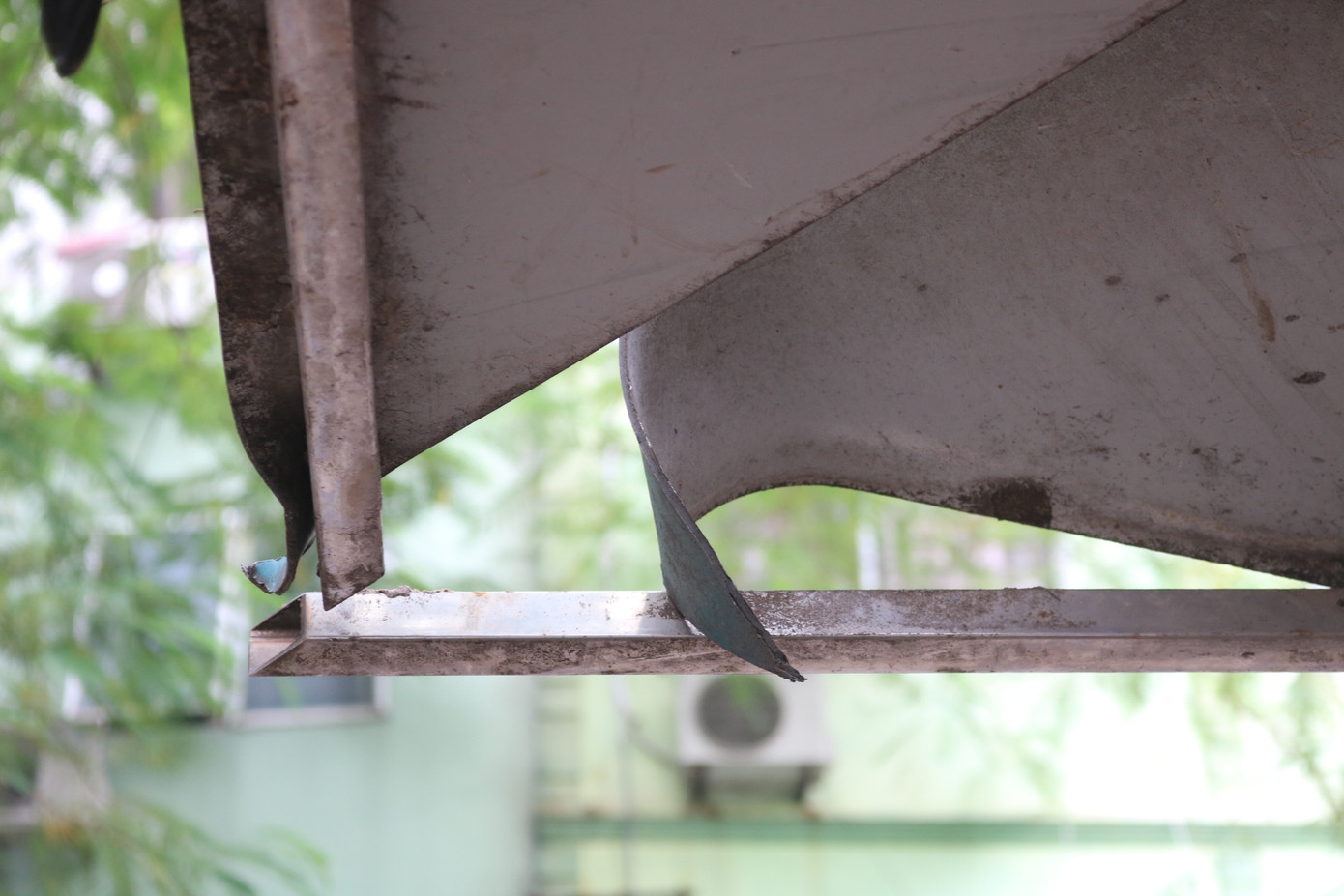 Những mái che, khung sắt cong vênh, móp méo. Nhiều chỗ còn hoen gỉ, bong tróc.