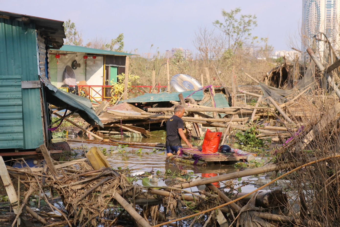 Sau những ngày di tản tránh lũ, người dân trở về dọn dẹp đống đổ nát quanh xóm. Sau những ngày di tản tránh lũ, người dân trở về dọn dẹp đống đổ nát quanh xóm.